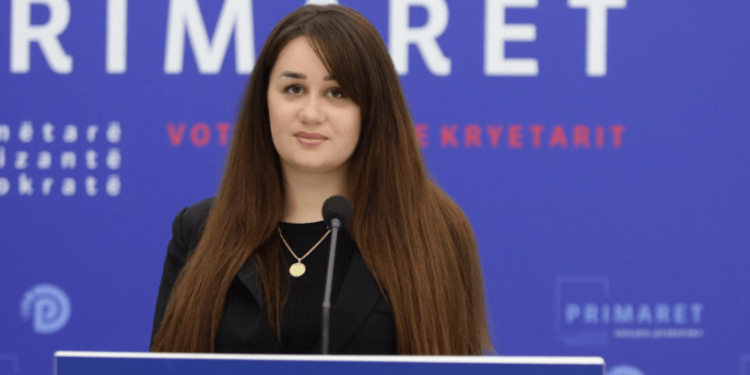 SFIDË ME LEFTER MALIQIN/ 23-vjeçarja prezanton kandidaturën për primaret e PD në Bashkinë e Beratit