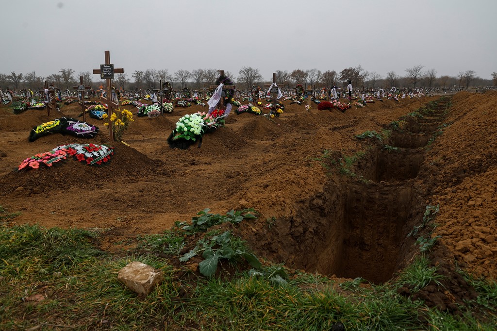 PAMJET/ Zbulohet varreza masive në qytetin Kherson pas tërheqjes së trupave ruse