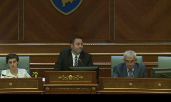“IDIOT, BANDIT”/ Akuza për sharje e kërcënime, degjeneron debati në Kuvendin e Kosovës