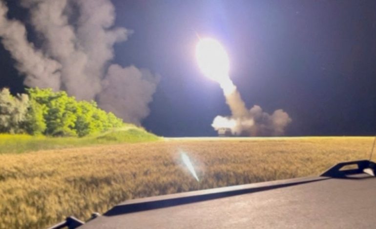 LUFTA/ Rusët bombardojnë sërish Khersonin, zjarre në qytet, 700 trupa të pajetë në territoret e çliruara, 90% e tyre civilë
