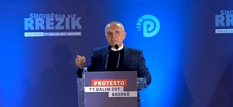 PROTESTA/ Meta para zyrës së Ramës: Tradhëtori e ndjek këtë miting të fitores nga charteri luksoz