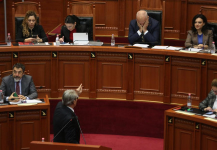 FOTOLAJM/ Berisha bllokoi foltoren e Kuvendit, Rama vë duart në fytyrë dhe “bëhet” për kafe