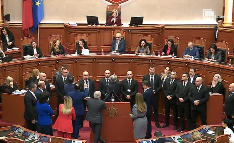 DEBATI/ Kreu i grupit të PS: Deputetët non grata nuk do pinë kafe te porti i Durrësit. Reagon ashpër Berisha: Ti je akuzuar se ke porositur vrasje…