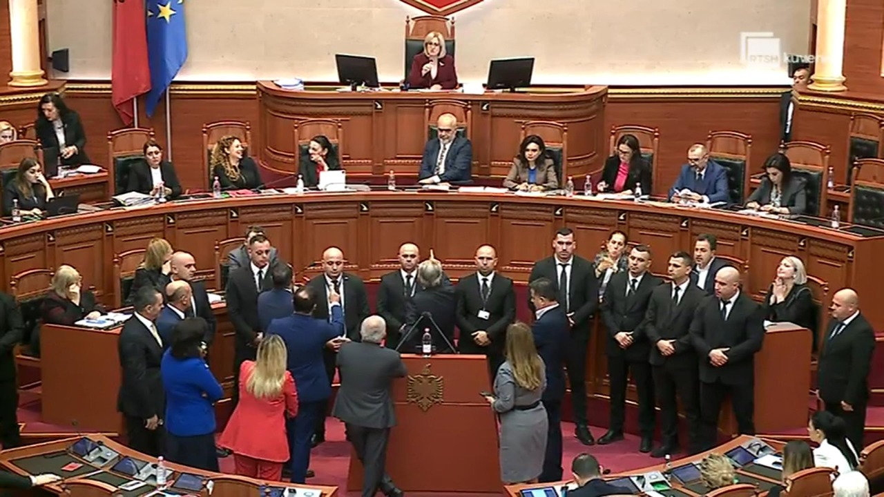 DEBATI/ Kreu i grupit të PS: Deputetët non grata nuk do pinë kafe te porti i Durrësit. Reagon ashpër Berisha: Ti je akuzuar se ke porositur vrasje…