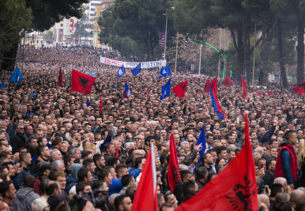 “KËTU FLE LEPURI…”/ Analisti “nxjerr” të pathënat e protestës së nesërme të opozitës