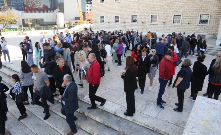 PAS NDËRPRERJES SË BOJKOTIT TË MËSIMIT/ Pedagogët sërish në protestë: Na rrisni pagat!