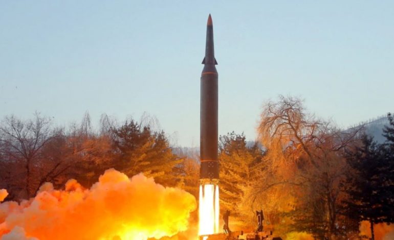 PËRSHKALLËZOHEN TENSIONET/ Koreja e Veriut teston raketa, SHBA-ja aktivizon bombarduesit