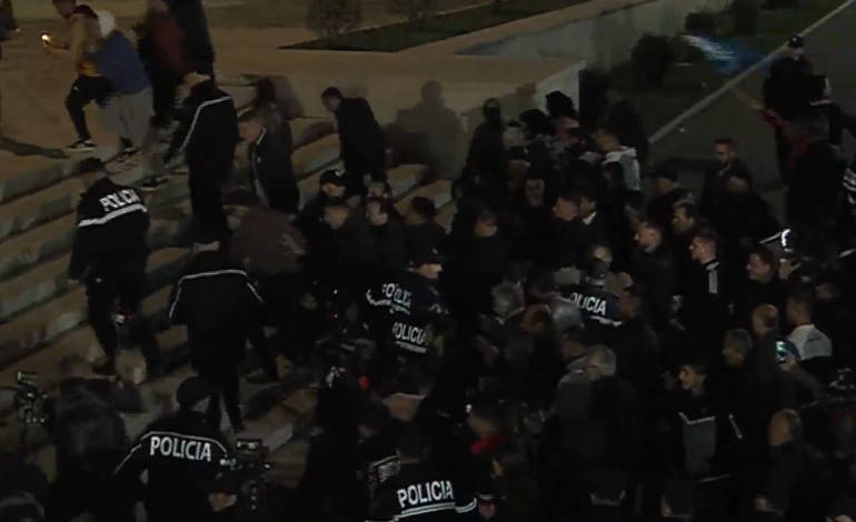DETAJET NGA PROTESTA/ “Thirrja e Berishës tensionoi situatën”. Qytetari i shoqëruar goditi dyert dhe…