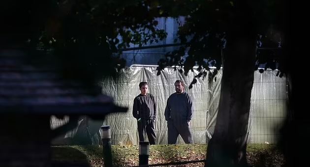 EMIGRANTËT E PALIGJSHËM/ Media britanike: Shqiptarë i marrin me BMW sa dalin nga kampi”, Britania harxhon 3.7 mln paund për taksi