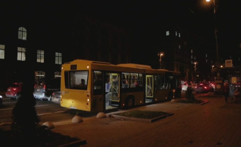 LUFTA/ Rusia nuk i ndal bombardimet, rikthehet energjia elektrike në Kiev