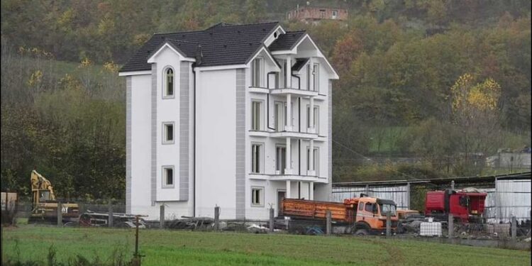 ARTIKULLI/ Media britanike: Cili është fshati SHQIPTAR i ndërtuar plotësisht nga paratë që vijnë nga Anglia