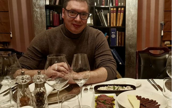 TRYEZA ME VERË DHE MISH/ Vuçiç pozon nga restoranti: Po pres Ramën e Kovaçevskin, por nuk i rezistova…