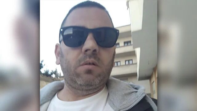 NDIHMOI NË ARRESTIMIN E DJALIT PËRDHUNUES/ Nëna e shqiptarit: Atë natë kur bëri krimin më rrahu