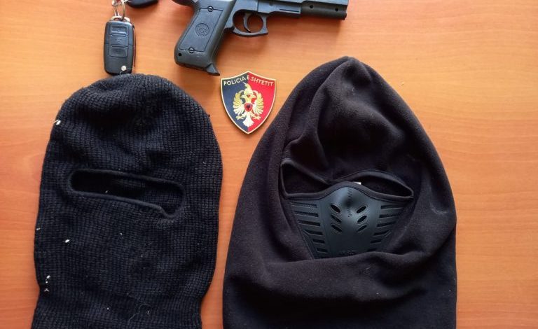 U KAP NË MAKINË ME ARMË ZJARRI DHE 2 MASKA/ Përfundon në pranga i riu në Gjirokastër