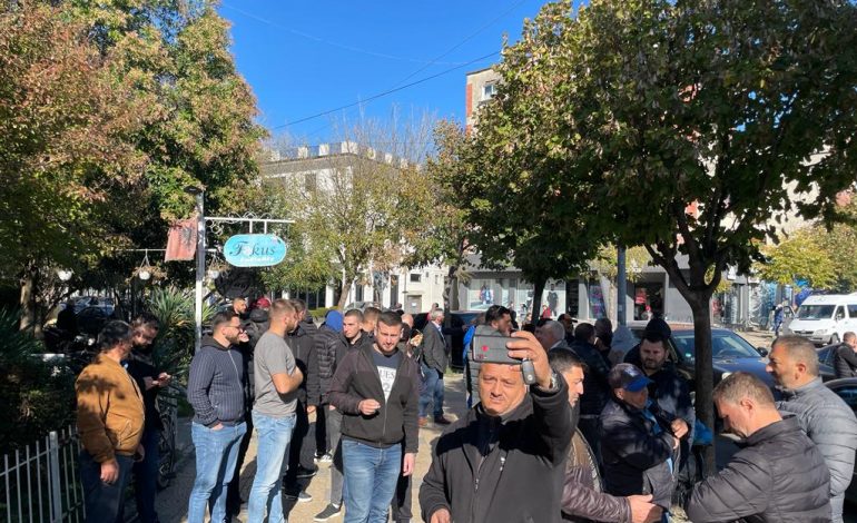 VETËM DISA MOMENTE PARA TUBIMIT/ PD: Mijëra qytetarë po i bashkohen protestës kombëtare, qindra nga Shkodra