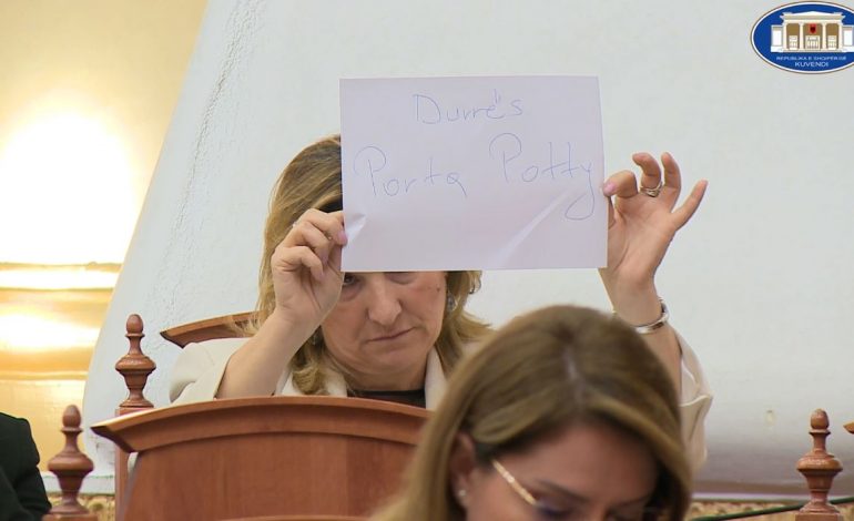 “PORTA POTY” NË DURRËS/ Ironia e deputetes së PD-së për investimin në portin e qytetit bregdetar