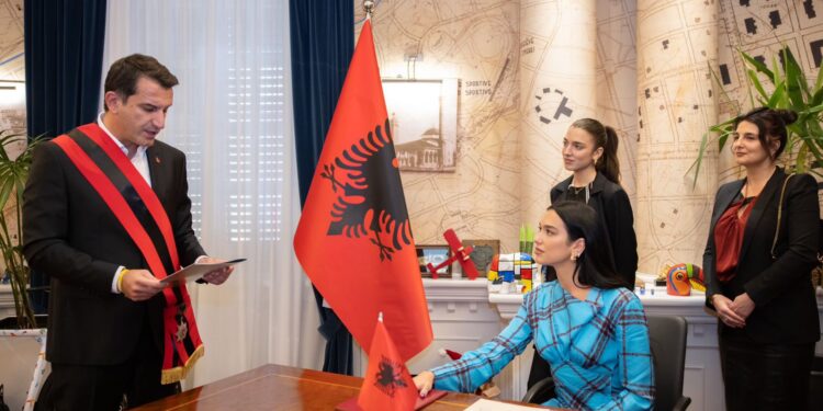 MORI NËNSHTETËSINË SHQIPTARE/ Betohet Dua Lipa, Veliaj: Krenar që ylli i muzikës botërore…