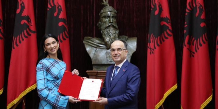 “KE BËRË SHQIPTARET BASHKË”/ Presidenti Begaj i jep shtetësinë shqiptare DUA LIPËS