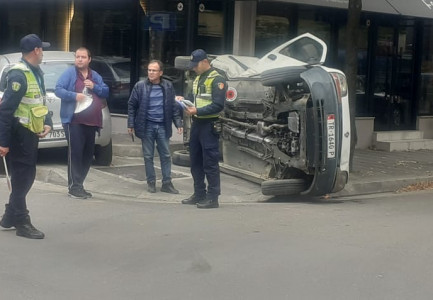 AKSIDENTOHEN DY AUTOMJETE NË KRYEQYTET/ Furgoni përmbyset në trotuar në kryqëzimin tek “Juridiku”