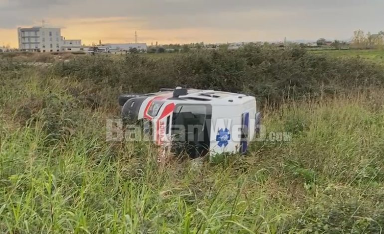 PAMJET/ Aksident i rëndë në Lezhë, ambulanca del nga rruga dhe përmbyset, raportohet për 4 të plagosur