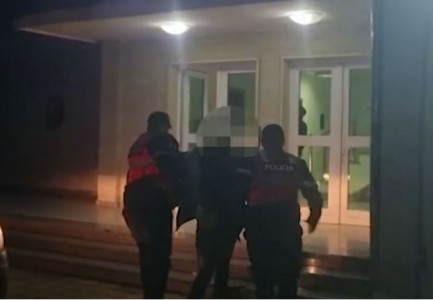 EMRAT/ Vodhën nënë kërcënimin e armës një shumë parash në banesën e 89-vjeçarit, arrestohet dy autorët