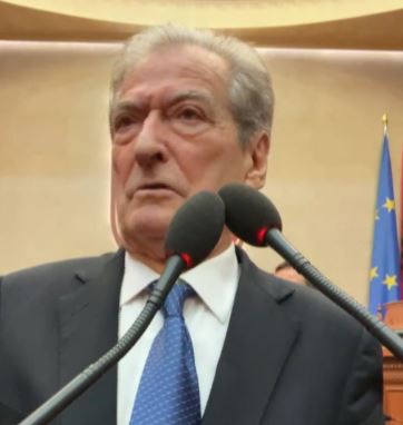 FELAJ NDËRPRET SEANCËN/ Berisha del nga foltorja “live” në Facebook: Jemi sot këtu për të mbrojtur të drejtat e shqiptarëve