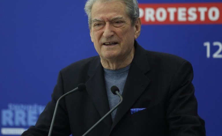 “PROTESTA E 12 NËNTORIT VENDOSI…”/ Berisha nga selia blu: Beteja nuk ndalet deri në përmbysjen e sistemit monist