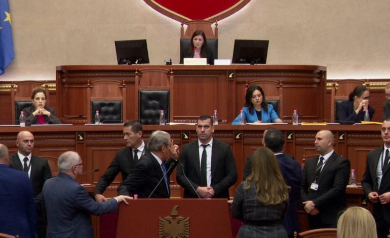 BERISHA ZË FOLTOREN/ Ngrihet Garda. Ndërpritet seanca