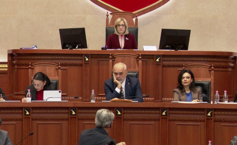 DEBATE NË KUVEND/ Berisha kërkoi fjalën, Nikolla nuk e lejon: Nuk mund të flisni, mos bëni viktimën