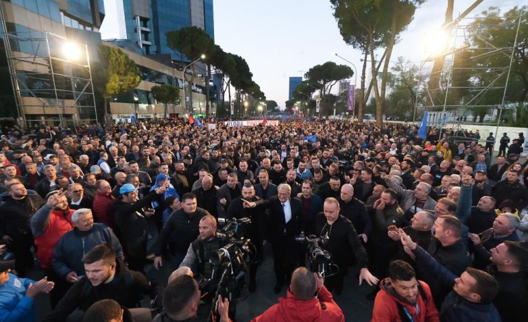 “DO VENDOSET BRENDA DY DITËSH”/ Berisha jashtë sallës: Shqiptarët do t’i hyjnë vezirit brenda…