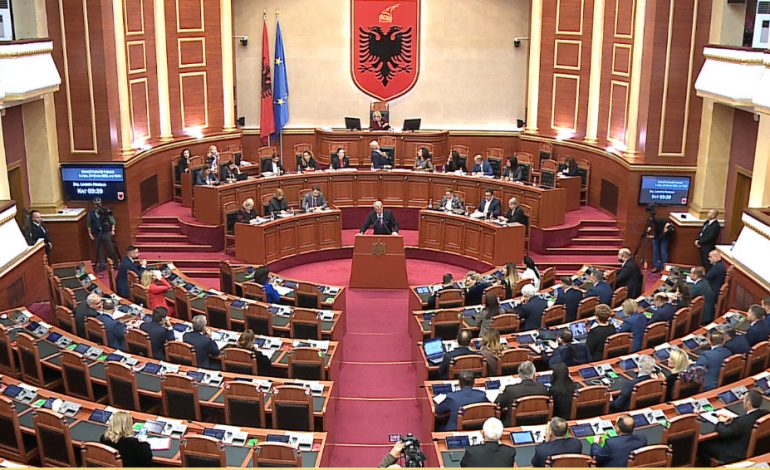 “PUSHO TI”/ Vasili me tone të forta në Kuvend, kundër votimit për 6 orë diskutime për Portin e Durrësit: Zbatoni rregulloren