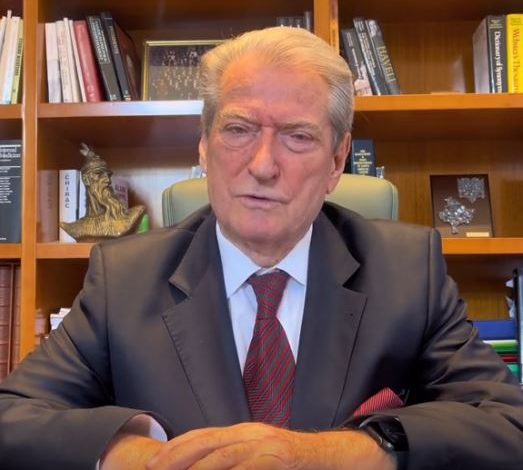 PAK ORË PARA PROTESTËS/ Berisha mesazh qytetarëve: Ora 16:00 është ora e shqiptarëve. Le të bashkohemi të gjithë