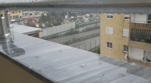 PAMJET/ Pas shirave të dendur, reshje breshëri në Tiranë