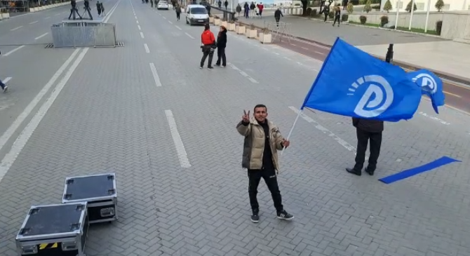 PAMJET/ Pak minuta para protestës në Bulevard, qytetarët me flamujt e PD, ja situata