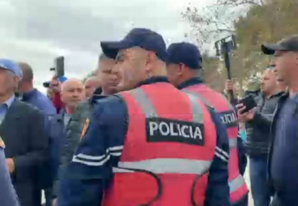 PROTESTA NË DIVJAKË/ Tensione mes banorëve dhe policisë. Qytetarët thyejnë xhamat e kabinës të vendosur për pagesën