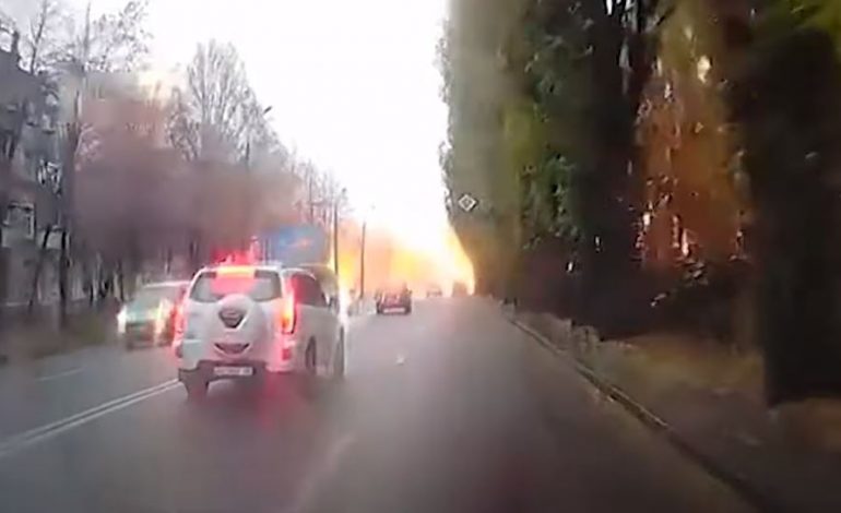 FERRI MBI TOKË/ Momenti kur raketa ruse bie në Dnipro: Flaka dhe tymi mbulojnë gjithçka