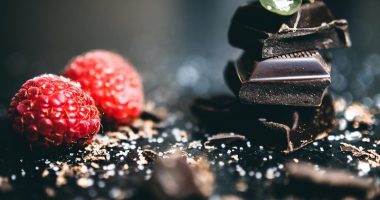 DUHET T’I HIDHNI NJË SY/ Çokollata e zezë na bën më shumë mirë sesa mund të mendoni