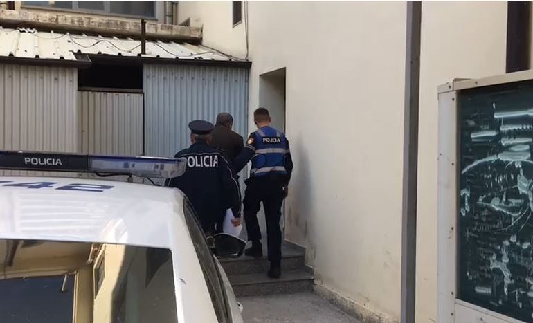 VRAU ME THIKË BASHKËFSHATARIN/ Lihet në burg 63-vjeçari. Zbardhet dëshmia e plotë: Gruaja i tha…