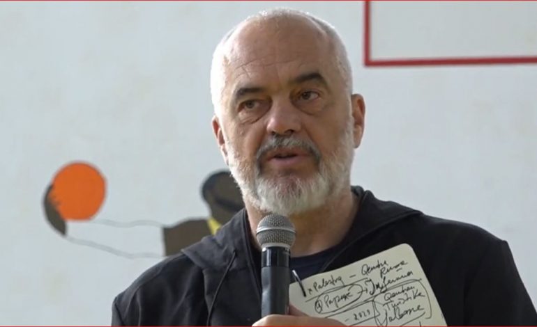 “SHKOLLAT DUHET T’I SHFRYTËZOJMË PËR KURSE”/ Rama me të rinjtë në Tropojë: Teknologjia u jep mundësinë të rinjve të punësohen në çdo vend…