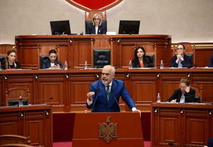 DEBATUAN ME KRYEMINISTRIN, PARLAMENTI DËBON DEPUTETËT/ Nga Etilda Gjonaj te Toni Gogu, kush janë socialistët që kërkuan përjashtimin të Palokës e Leskajt