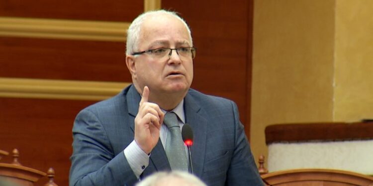 NXJERR ÇERTIFIKATËN NË KUVEND/ Spaho: Nuk kam qenë spiun i Sigurimit! Po ja lë Ulsi Manjës këtu…
