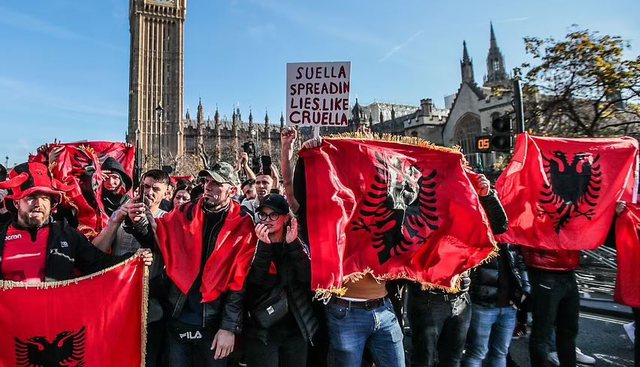 “CHURCHILL U MBULUA ME FLAMURIN SHQIPTAR”/ Media britanike shkruan për protestën e emigrantëve në Londër: Është turp i ministres