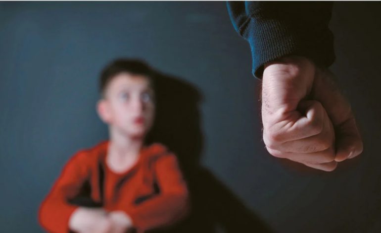 DOSJA E TMERRIT/ Babai grek abuzoi seksualisht me djalin dhe vajzat: Mori edhe dashnoren e shtriu me të miturën në shtrat