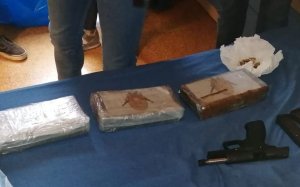 “ALO, POLICIA. NË SHTËPINË TIME KA…”/ Zbulohen 3 kg kokainë dhe një pistoletë, arrestohet në Spanjë shqiptari