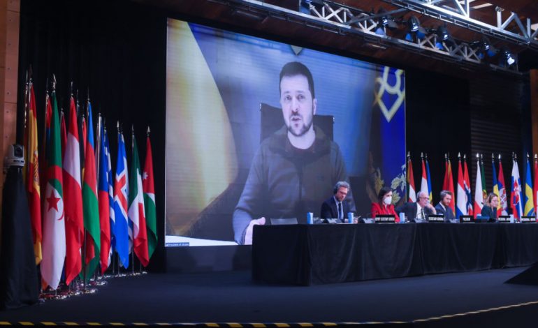 MIRATOHET REZOLUTA/ NATO: Të shpallim Rusinë “shtet terrorist”, bën thirrje për krijimin e Gjykatës Speciale