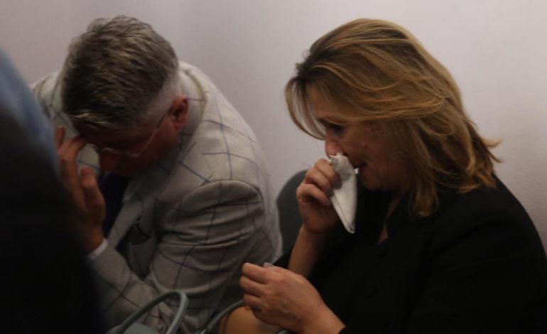 FOTOLAJM/ Grida Duma lë mandatin, Flutura Açka nuk i mban lotët. Trishtim te deputetët e PD