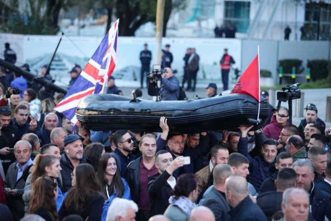 PAMJET/ Simbolikat në protestën e opozitës: GOMONIA shkon drejt Kryeministrisë