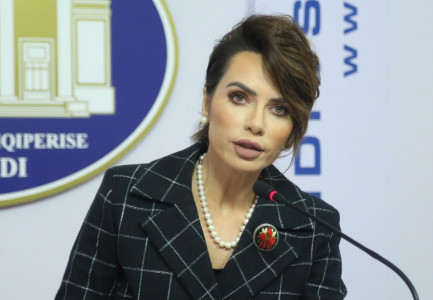 ME ZËRIN QË I DRIDHEJ/ Grida Duma “shfryn” ndaj politikës: Ndërsa mbllaçitin pazaret e veta, stërkalat e pështymës na bien të gjithëve