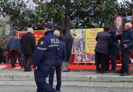 PAMJET/ Me foton e Enver Hoxhës në dorë dhe kurora me lule, komunistët bëjnë homazhe në hyrje të Varrezave të Dëshmorëve