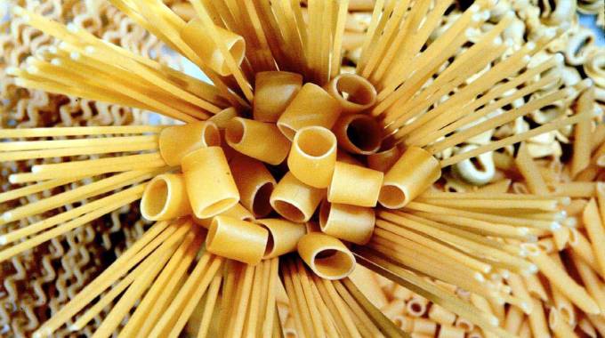RRITJA E ÇMIMEVE/ Qeveria italiane heq për një vit TVSH-në për ushqimet bazë, ulet për produkte të tjera